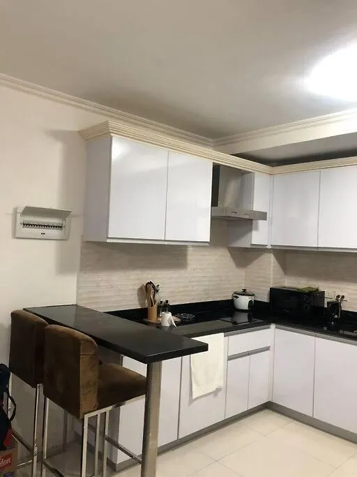 Kandi Comfortable 1Bedroom, King Bed, Housekeeping Angeles Apartment