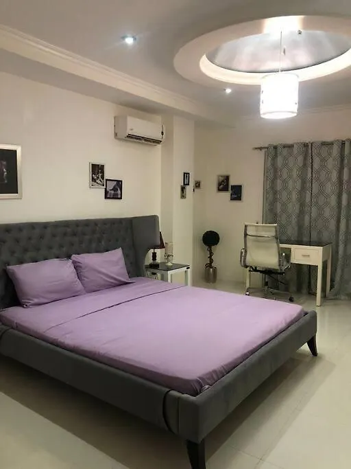 Kandi Comfortable 1Bedroom, King Bed, Housekeeping Angeles 0*,