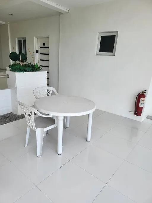 Kandi Comfortable 1Bedroom, King Bed, Housekeeping Angeles
